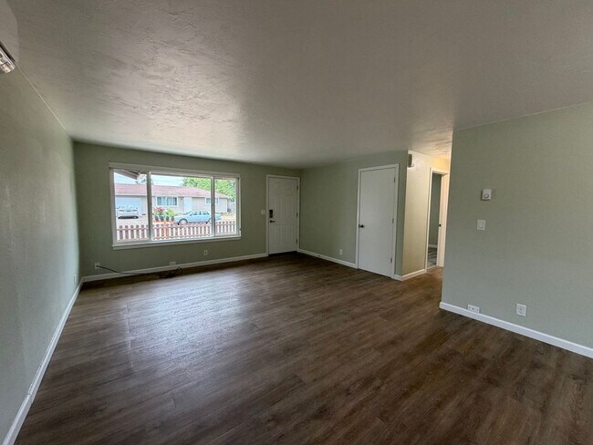 Building Photo - 2 Bedroom Duplex in Thurston/East Springfield Neighborhood
