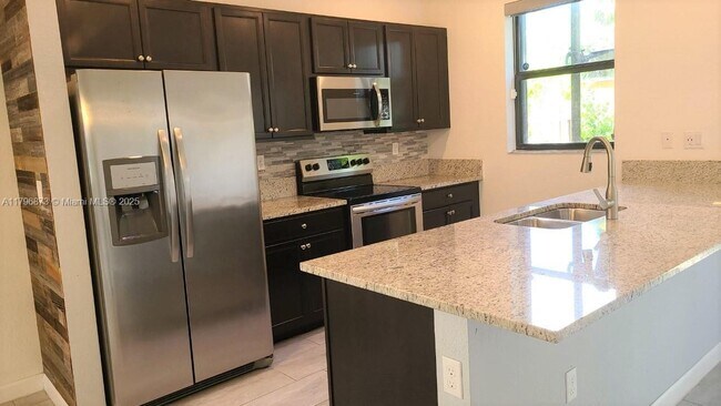 Building Photo - 1545 SW 28th St