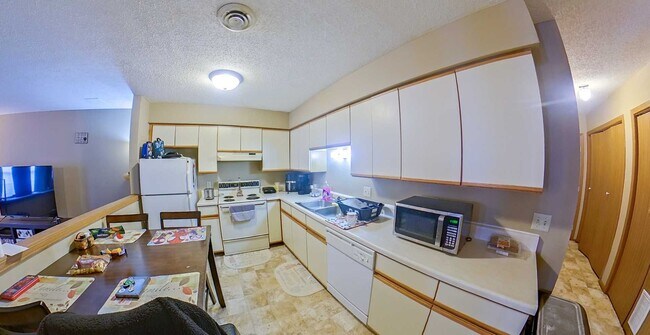 Foto del edificio - 3D Tour Available - 4 Bedroom + Washer & D...