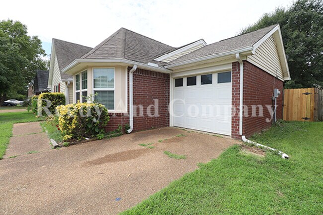 Building Photo - 5961 Kentwood Dr