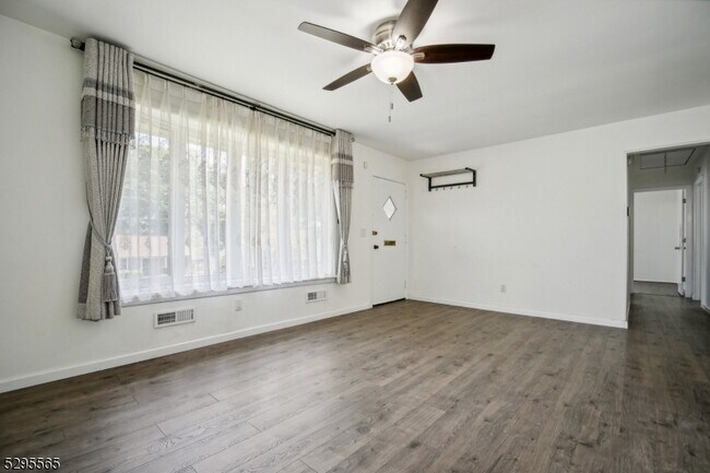 Foto del edificio - 50 Huntley Rd