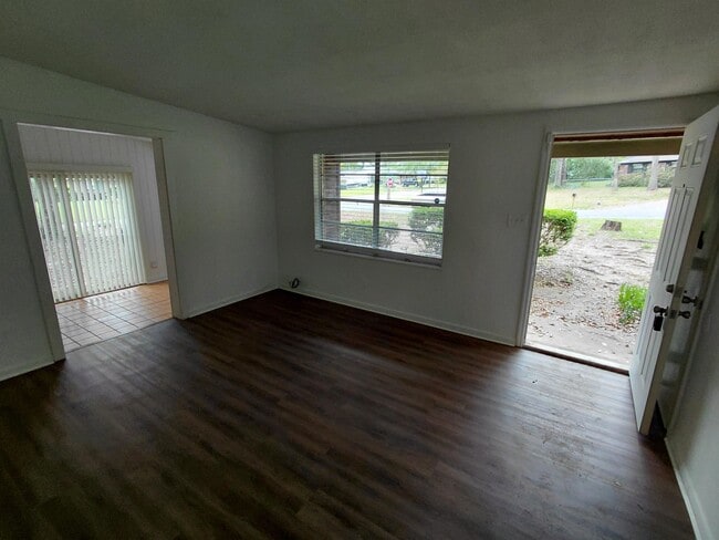 Foto del edificio - 2412 Almond Dr