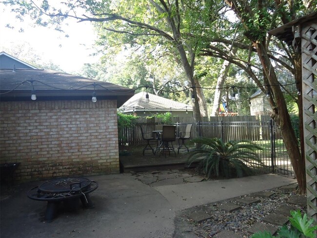 Building Photo - 304 Huckleberry Dr
