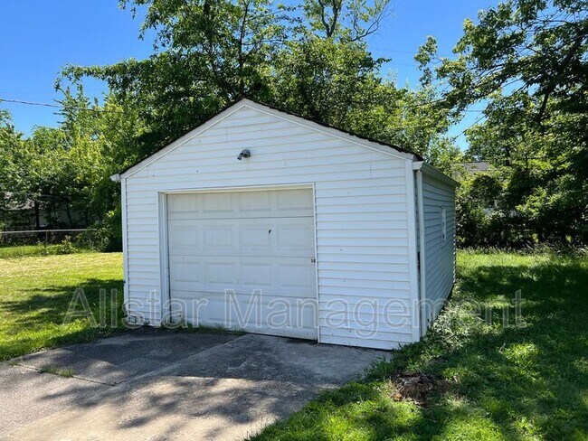 Building Photo - 1480 E 196th St