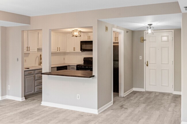 Building Photo - 5450 Whitley Park Ter