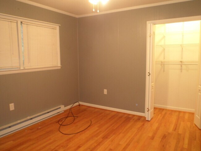 Building Photo - Family Home