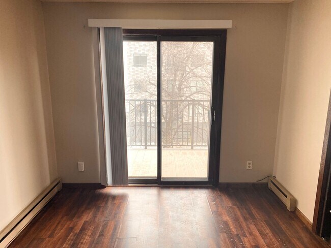 Building Photo - 2 bedroom Condo in Twin Towers!!