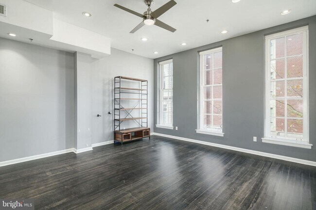 Building Photo - 309 N 3RD St