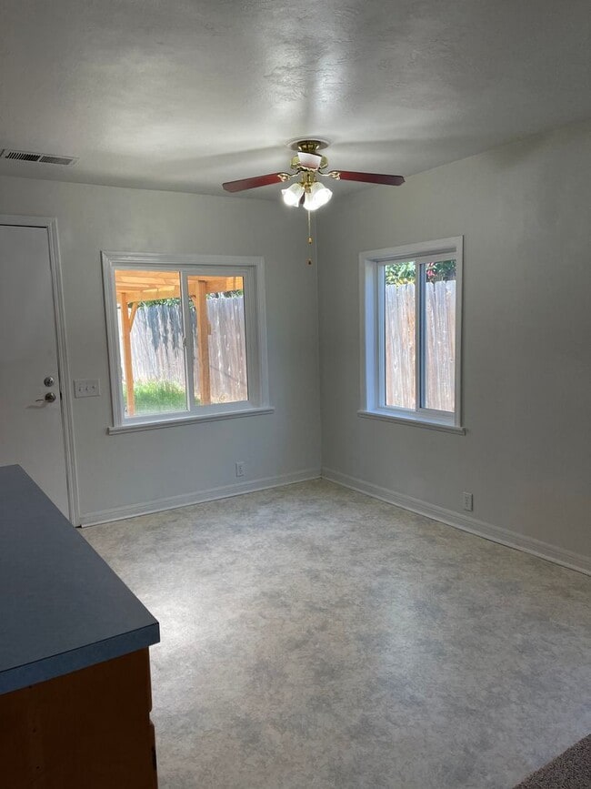 Building Photo - 3 bedroom house in Newton Creek Neighborhood