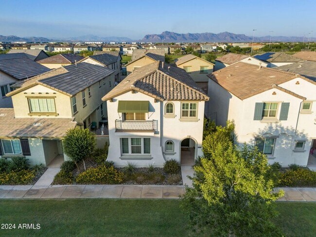 Building Photo - STUNNING 5 BEDROOM WITH LOFT & BONUS ROOM ...