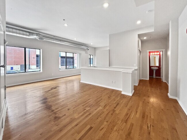 Foto del edificio - $0 DEPOSIT OPTION. 2 BED 2.5 BATH CONDO AT STUDIO 70 IN DENVER'S GOLDEN TRIANGLE. PARKING INCLUDED!