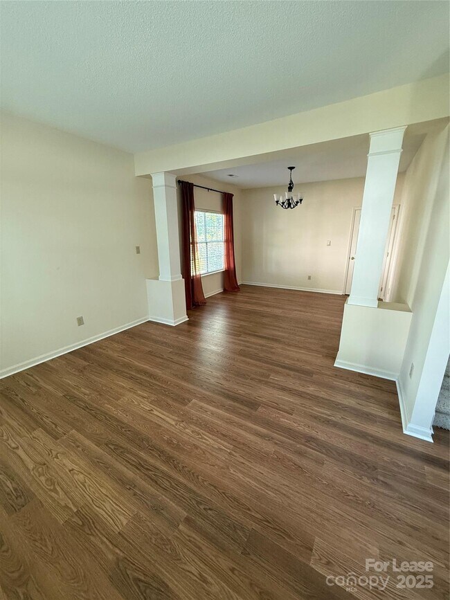 Foto del edificio - 9001 Warbler Ct