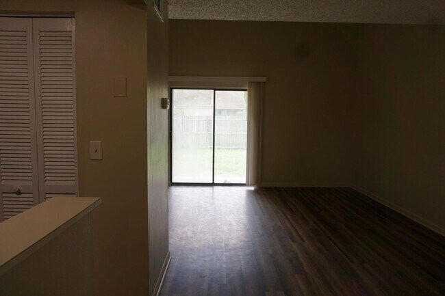 Foto del edificio - 2 bedroom 2 Bathroom close to NAS Jax