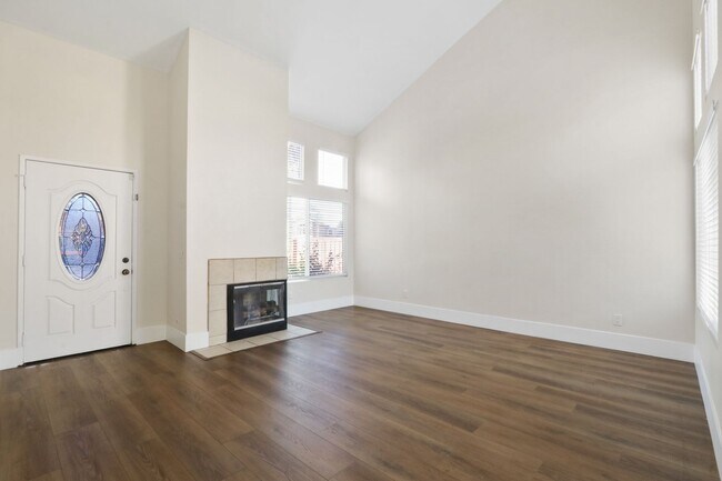 Building Photo - For Rent: Two-Story 3-Bedroom Home in South Corona