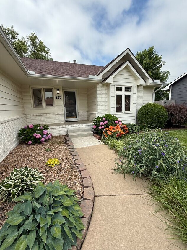 Foto principal - Spacious 3 Bedroom, 2 Bath - Your Derby Ho...