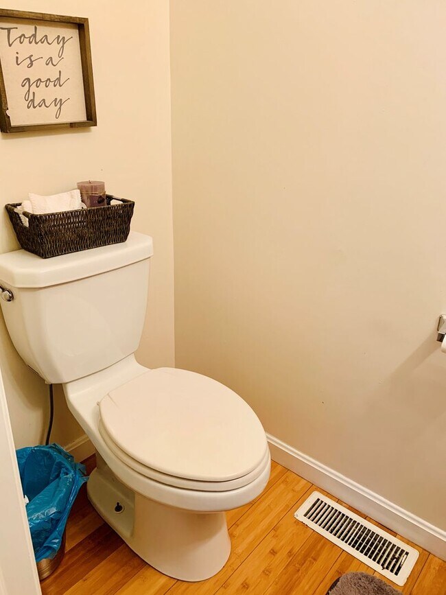 Building Photo - 3 Bedroom House in Southside Slopes With O...