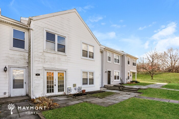 Building Photo - Spacious 3-bedroom Townhome with Fenced Ya...