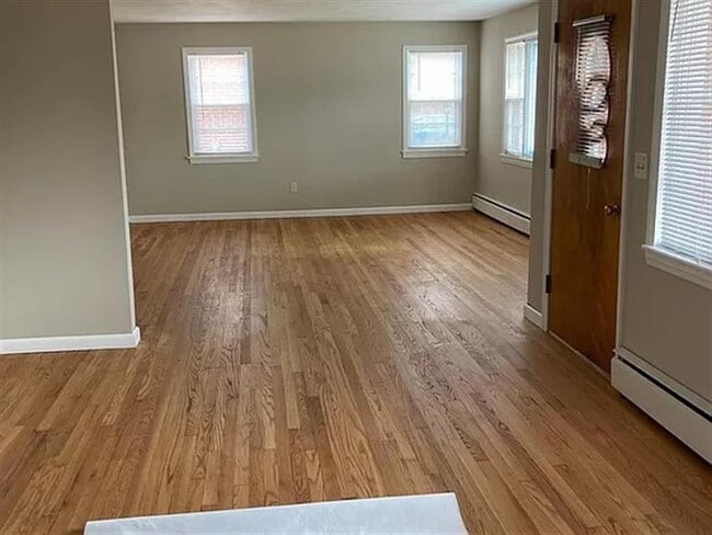 Building Photo - Freshly painted, refinished fl