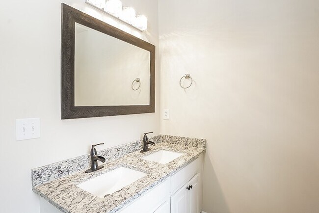 Building Photo - Charming Brick Style Ranch