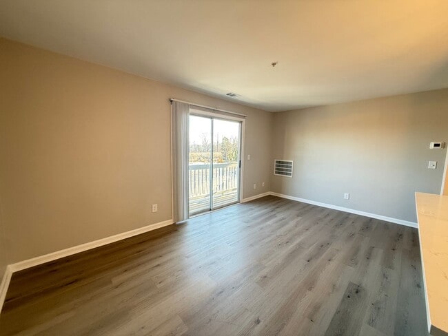 Foto del edificio - Move-In Ready University Area Condo with Modern Upgrades