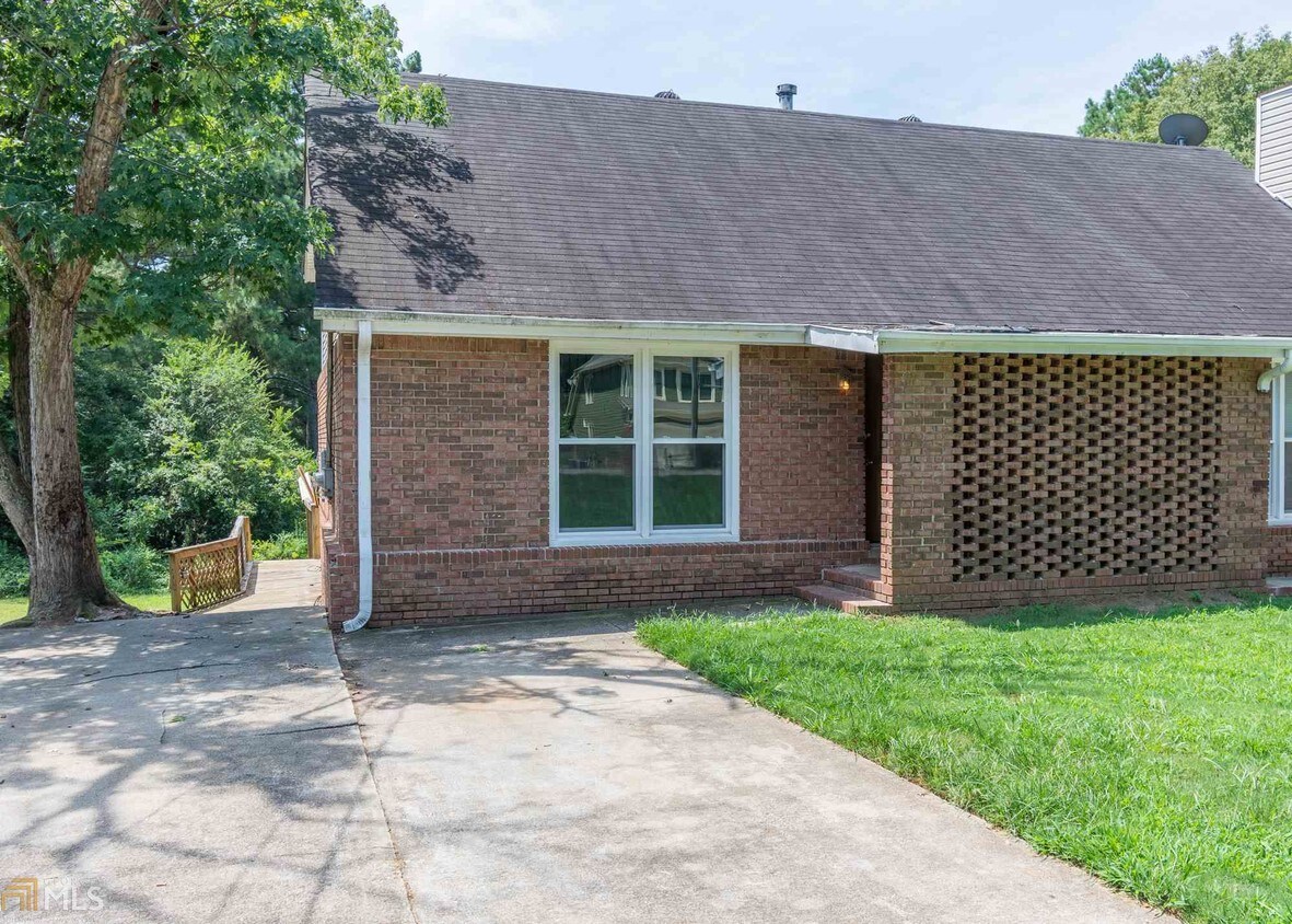 1055 Eastview Rd NE Unit A, Conyers, GA 30012 Room for Rent in