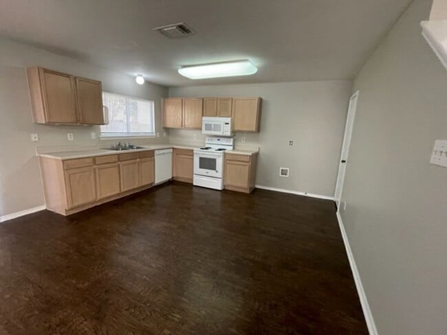 Building Photo - Spacious 3 Bedroom 2 Bath