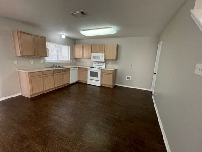 Foto del edificio - Spacious 3 Bedroom 2 Bath