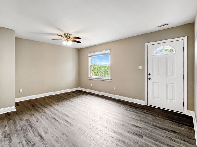Foto del edificio - Fully Renovated 3-Bedroom Gem in West End ...
