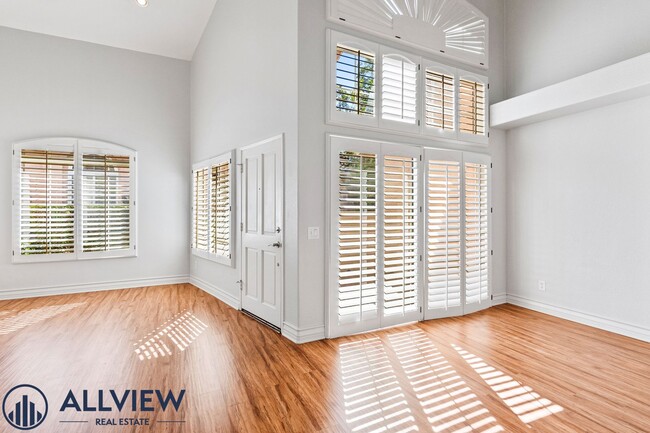 Building Photo - 2 Bed, 2.5 Bath Condo with Loft Available ...