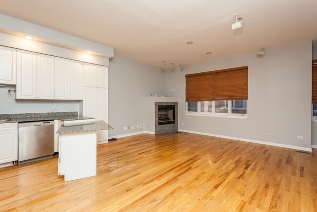 Building Photo - 2465 N Clybourn Ave