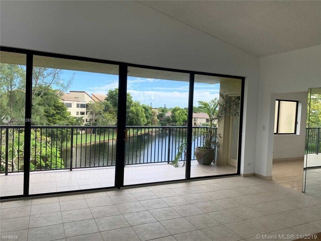 Building Photo - 3 br, 2.5 bath Condo - 6601 SW 116th CT 404