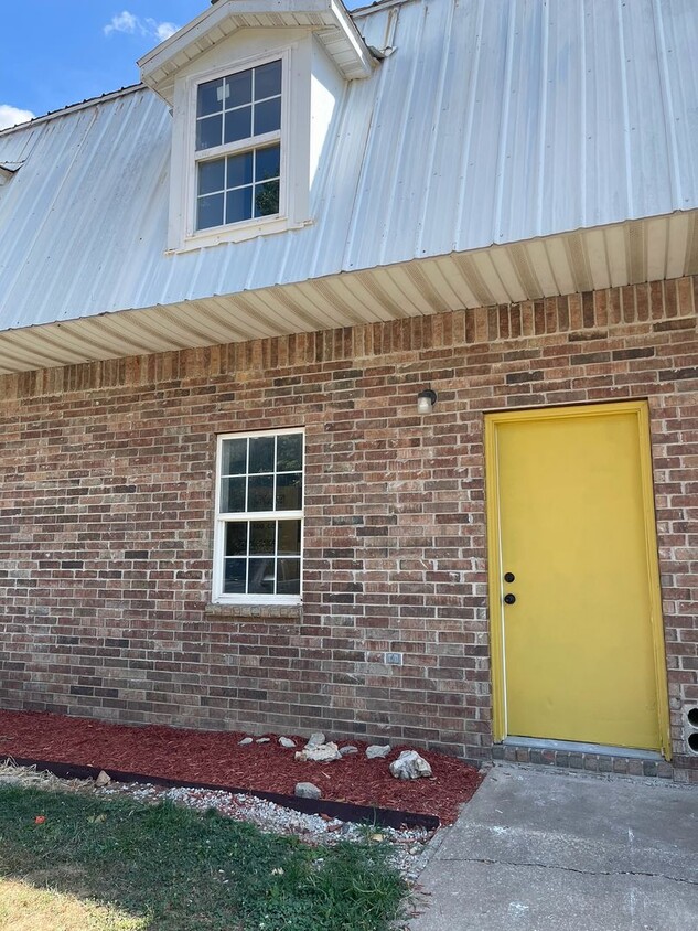 Primary Photo - Pierce City Townhouse