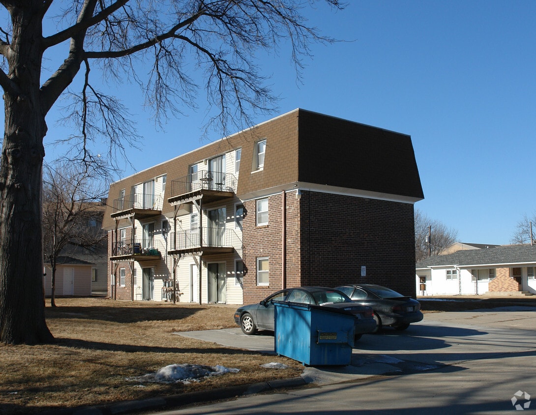135 E Sheridan St, Papillion, NE 68046 Apartments in Papillion, NE