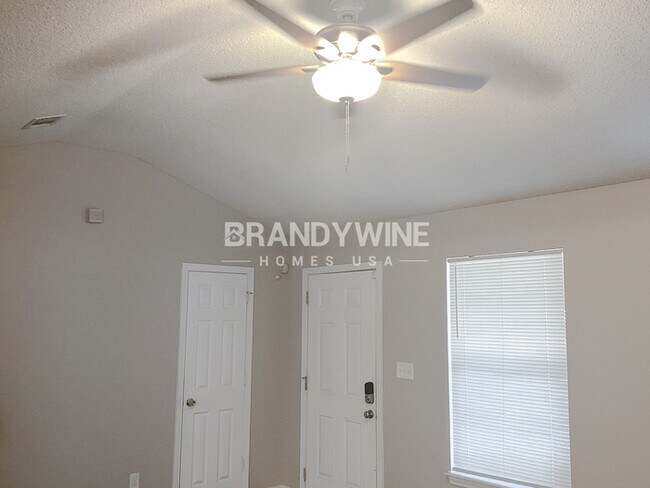 Building Photo - AVAILABLE NOW!! One month FREE RENT