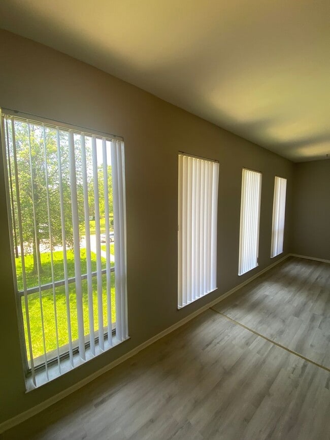 Building Photo - Ready now! Updated One Bedroom One Bath in...