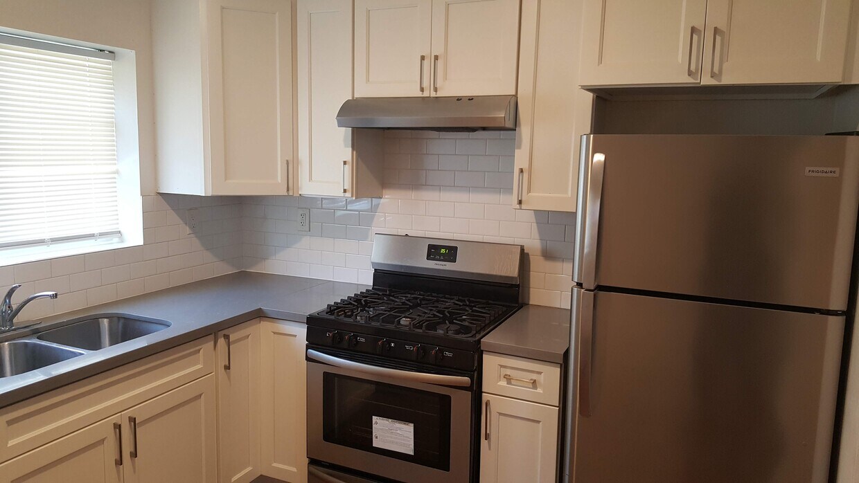 Kitchen - 344 W Poplar St