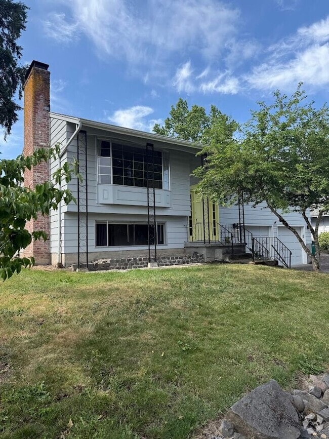 Building Photo - 14150 SW Bonnie Brae St