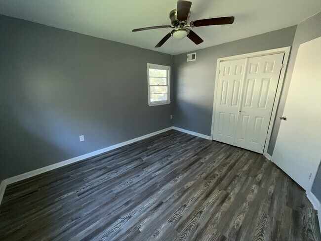 Foto del edificio - 2732 Woodside Dr