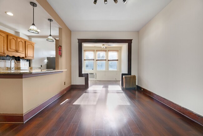 Building Photo - Charming 4 bed 2 bath home!