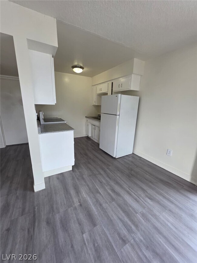 Building Photo - 1121 E Desert Inn Rd