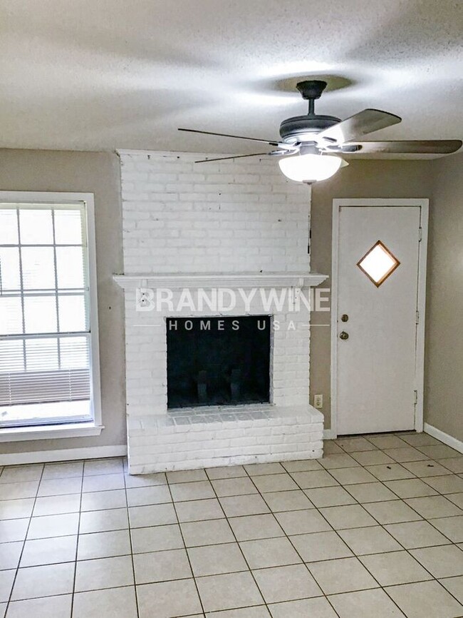 Building Photo - Captivating 3BR! Be the first one to apply!