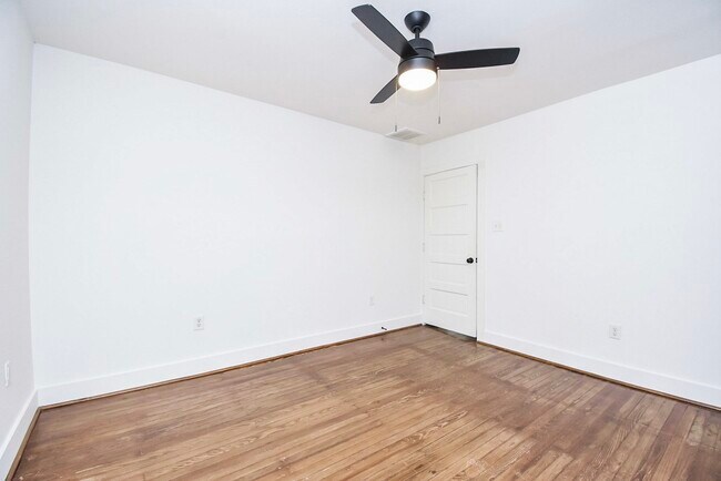 Foto del edificio - 413 W 10th St