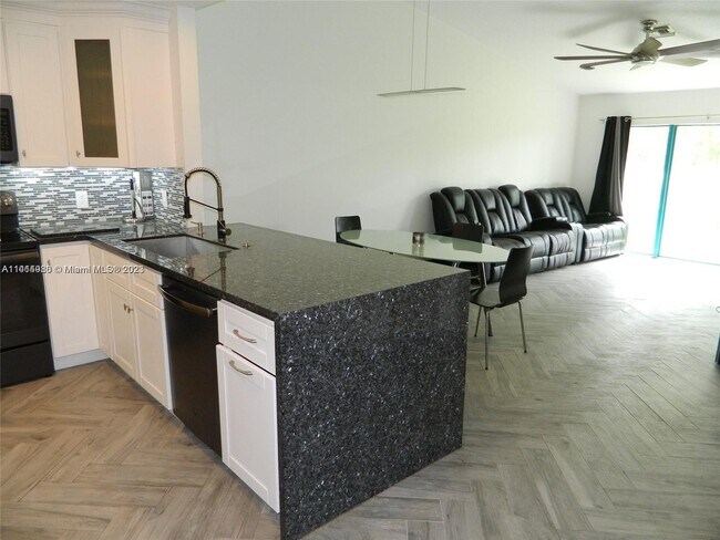 Foto del edificio - 6734 N Pine Island Rd