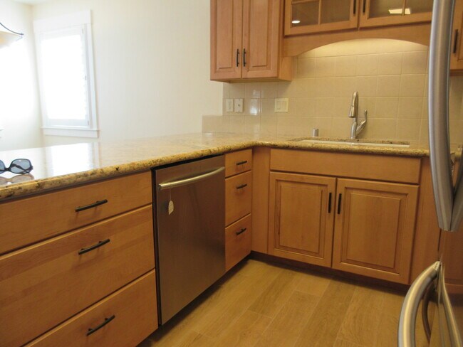 Building Photo - Newer Home in Seabright