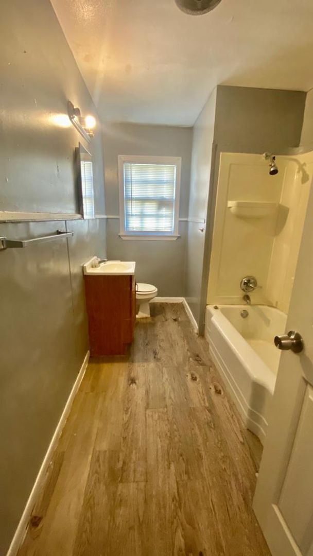 Foto del edificio - Handyman Special $0 First Month's Rent / “...