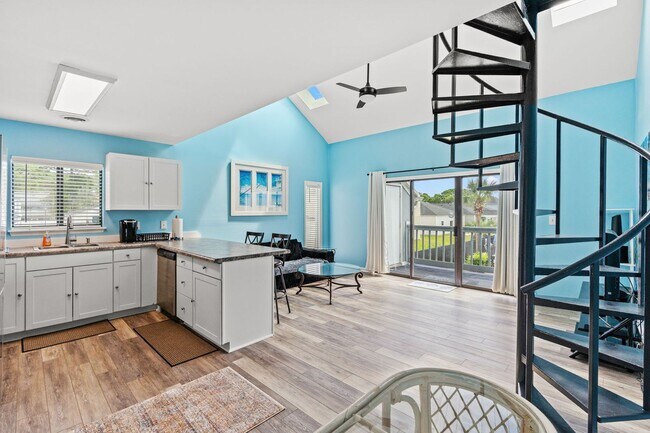 Foto del edificio - Fully furnished condo minutes from the beach!