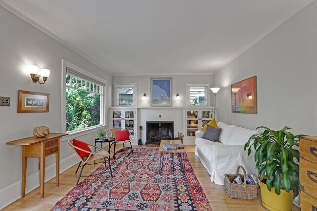 Building Photo - Updated 1926 4-bdrm/3-bath Sellwood bungal...