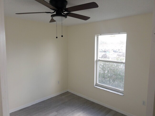 Foto del edificio - 271 Hart Ln