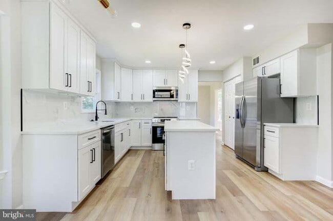 Foto del edificio - 3520 Golden Hill Dr