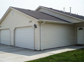 Building Photo - 1129 NE Saddleridge St